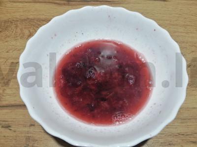 Uogų tyrė su sultimis pagrindine nuotrauka