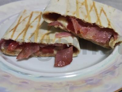 Vyniotinis su dešra, pomidoru ir sūriu pagrindine nuotrauka