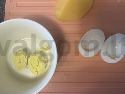 Įdaryti kiaušiniai su sūriu ir ikrais Žingsnis 1