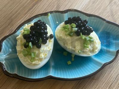 Įdaryti kiaušiniai su sūriu ir ikrais pagrindine nuotrauka