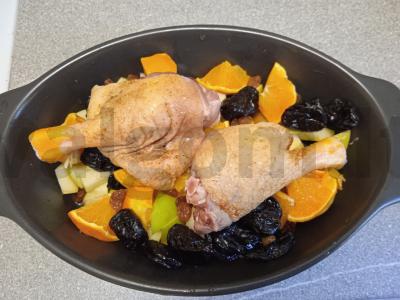 Anties šlaunelės su obuoliu, apelsinu ir džiovintais vaisiais Žingsnis 4