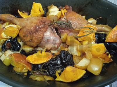 Anties šlaunelės su obuoliu, apelsinu ir džiovintais vaisiais Žingsnis 6