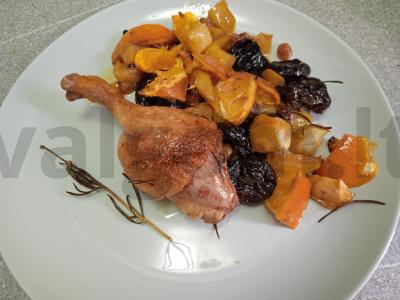 Anties šlaunelės su obuoliu, apelsinu ir džiovintais vaisiais pagrindine nuotrauka