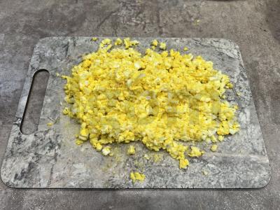 Sumuštiniai su šprotų ir marinuotų agurkų Žingsnis 6