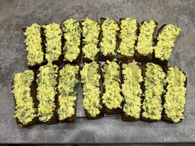 Sumuštiniai su šprotų ir marinuotų agurkų Žingsnis 9