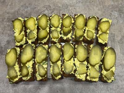 Sumuštiniai su šprotų ir marinuotų agurkų Žingsnis 10