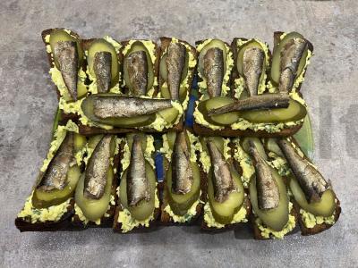 Sumuštiniai su šprotų ir marinuotų agurkų pagrindine nuotrauka