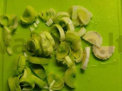 Kiaušinienė su porais, konservuotais pomidorais ir sūriu Žingsnis 1