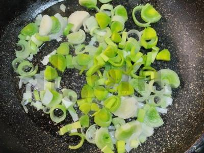 Kiaušinienė su porais, konservuotais pomidorais ir sūriu Žingsnis 2