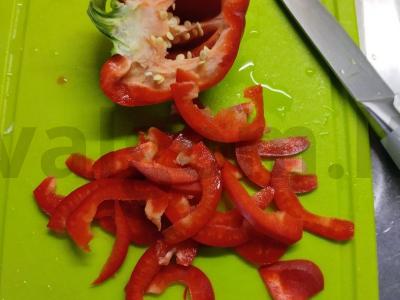 Kiaušinienė su porais, konservuotais pomidorais ir sūriu Žingsnis 3