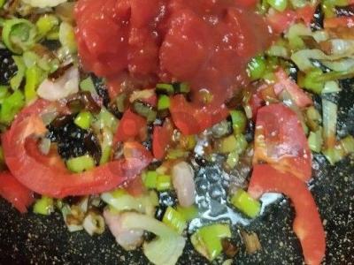 Kiaušinienė su porais, konservuotais pomidorais ir sūriu Žingsnis 4