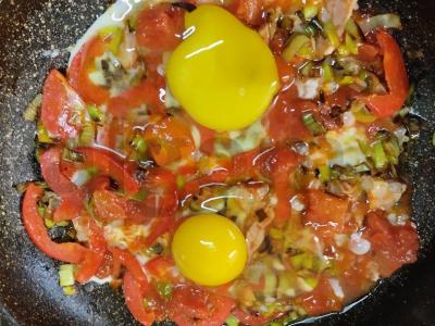 Kiaušinienė su porais, konservuotais pomidorais ir sūriu Žingsnis 5