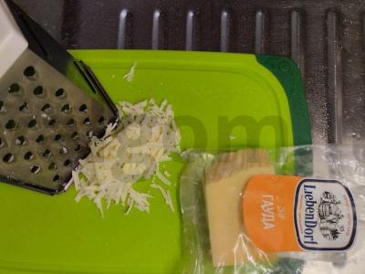 Kiaušinienė su porais, konservuotais pomidorais ir sūriu Žingsnis 6