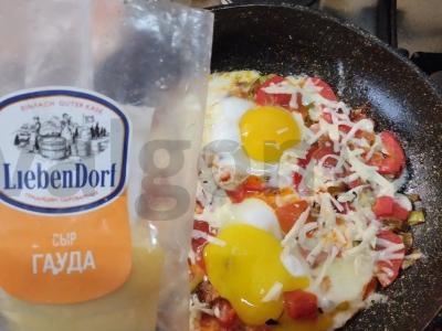 Kiaušinienė su porais, konservuotais pomidorais ir sūriu Žingsnis 7