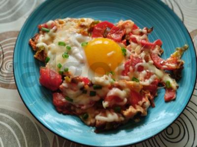 Kiaušinienė su porais, konservuotais pomidorais ir sūriu pagrindine nuotrauka