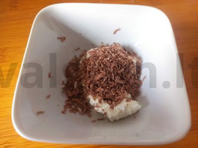 Varškės desertas su obuoliu ir šokoladu ant sausainių Žingsnis 2