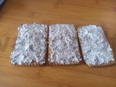 Varškės desertas su obuoliu ir šokoladu ant sausainių Žingsnis 3