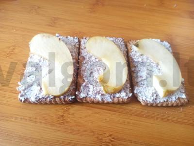 Varškės desertas su obuoliu ir šokoladu ant sausainių Žingsnis 4