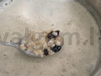 Avižų dribsnių košė su razinomis Žingsnis 4