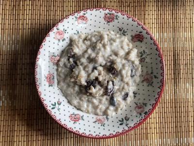 Avižų dribsnių košė su razinomis pagrindine nuotrauka