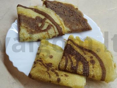 Dviejų spalvų blynai su pienu ir vandeniu pagrindine nuotrauka