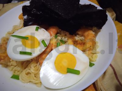 Greitas ramenas su krevetėmis pagrindine nuotrauka