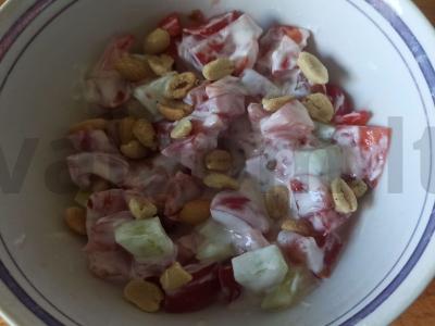 Daržovių salotas su žemės riešutais pagrindine nuotrauka