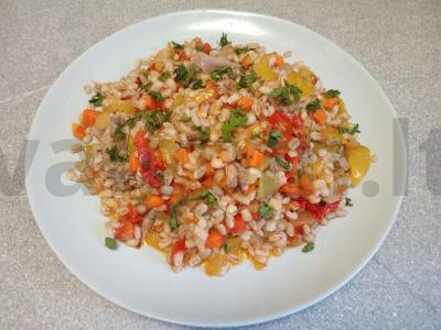 Perlovka su daržovėmis ir troškiniu pagrindine nuotrauka