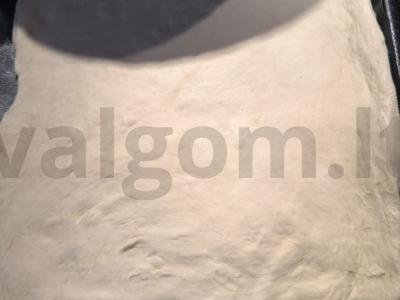 Didelė šeimos pica su saliami ir pievagrybiais Žingsnis 1