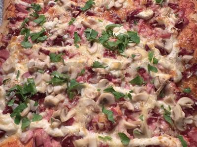 Didelė šeimos pica su saliami ir pievagrybiais pagrindine nuotrauka