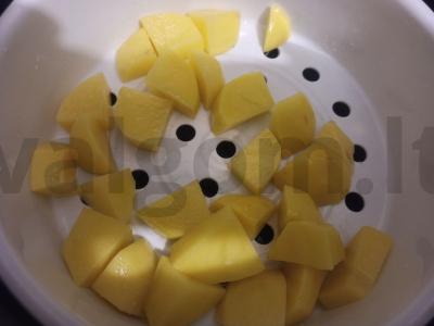 Bulvių košė su kiaušiniu, cukinijų ikra ir sūriu Žingsnis 1