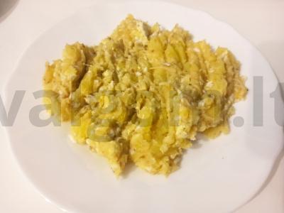 Bulvių košė su kiaušiniu, cukinijų ikra ir sūriu pagrindine nuotrauka