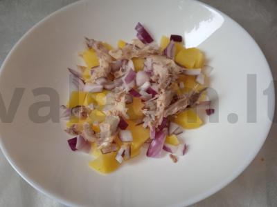 Bulvių, skumbrijos, žirnių ir raudonojo svogūno salotas su grūdėtos garstyčių padažu Žingsnis 3