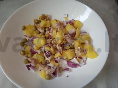 Bulvių, skumbrijos, žirnių ir raudonojo svogūno salotas su grūdėtos garstyčių padažu Žingsnis 5