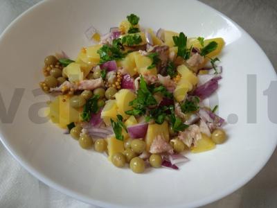 Bulvių, skumbrijos, žirnių ir raudonojo svogūno salotas su grūdėtos garstyčių padažu pagrindine nuotrauka