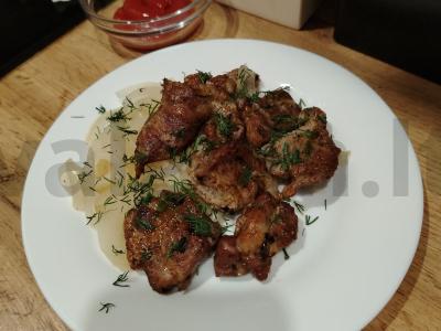 Šašlykas ant svogūnų pagalvėlės orkaitėje pagrindine nuotrauka