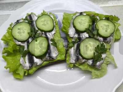 Sumuštiniai su silke ir agurku pagrindine nuotrauka