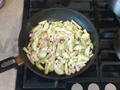 Troškinta kalakutiena su žolelėmis ir cukinijomis Žingsnis 4