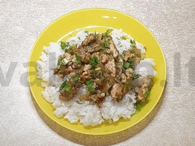 Troškinta kalakutiena su žolelėmis ir cukinijomis pagrindine nuotrauka