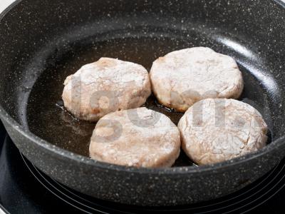 Grikių kotletai su padažu Žingsnis 5