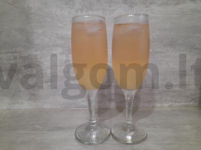 Kokteilis iš daugiasluoksnio vaisių sulčių pagrindine nuotrauka