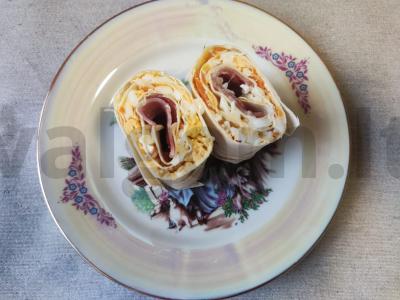 Tortilija su dešra, kiaušiniu ir korėjietiška morkų salota pagrindine nuotrauka