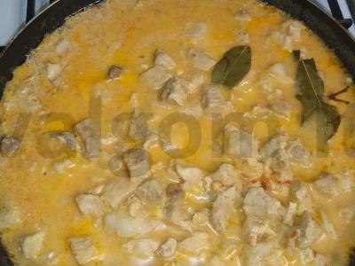 Troškinta kiauliena su kečupo ir grietinės padažu pagrindine nuotrauka