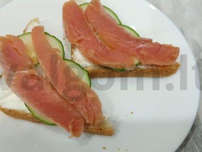 Sumuštinis su raudonąja žuvimi ir agurku Žingsnis 4