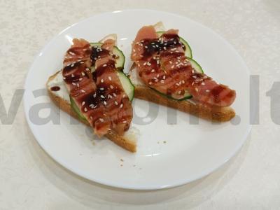 Sumuštinis su raudonąja žuvimi ir agurku pagrindine nuotrauka