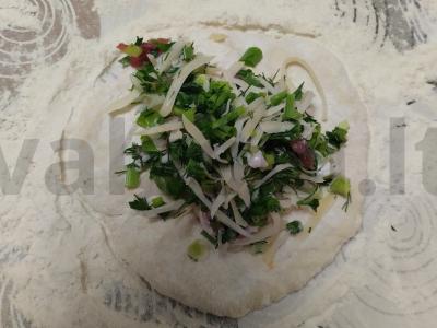 Kefyro paplotėliai su žolelėmis, bekonu ir sūriu Žingsnis 5