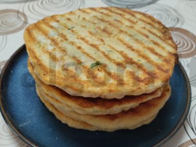 Kefyro paplotėliai su žolelėmis, bekonu ir sūriu pagrindine nuotrauka