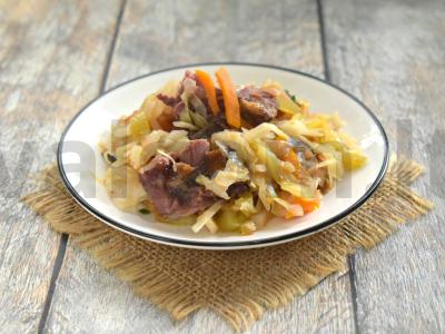 Daržovių troškinys su rūkytomis šonkauliais pagrindine nuotrauka