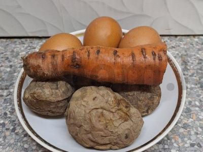 Olivjė su dešra, daržovėmis ir maltu juoduoju pipiru Žingsnis 1