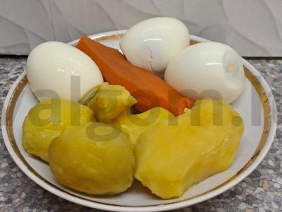 Olivjė su dešra, daržovėmis ir maltu juoduoju pipiru Žingsnis 2